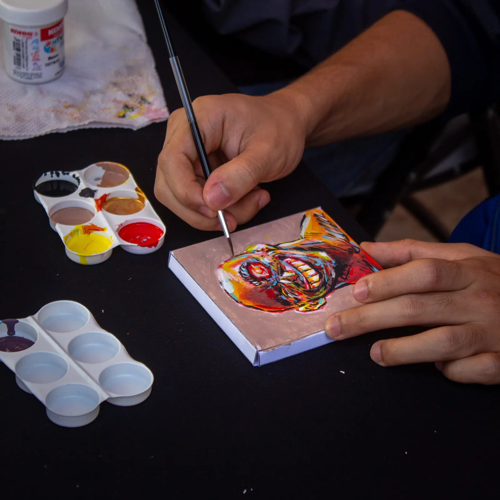 Artista pintando en vivo durante el Reto Creativo Fest